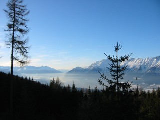 Smog im Tal um Innsbruck, blauer Himmel darüber