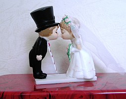 Küssendes Brautpaar